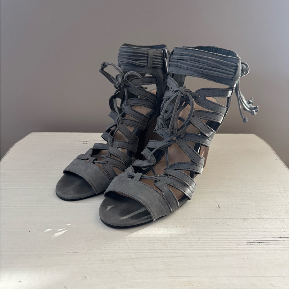 Vince Camuto Stylish Gray Women's Gladiator Sandals Size 8